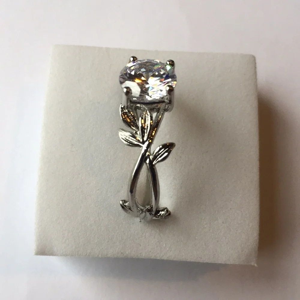 Elegant Silver Leaf Design Ring. Gorgeous.  Stunning. size 9